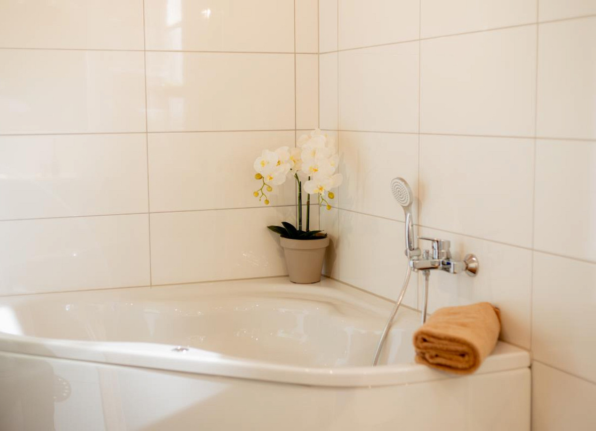 Zeit für Ruhe: Stilvolle Badewanne im Badezimmer von Dock 2