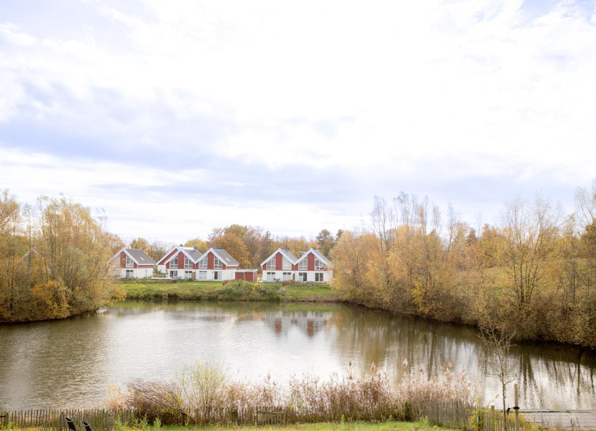 Weitläufiger Seeblick auf die skandinavischen Ferienhäuser
