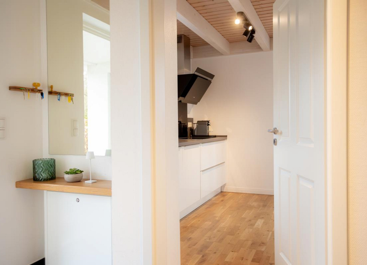 Ein heller Empfang mit Blick in die moderne Küche