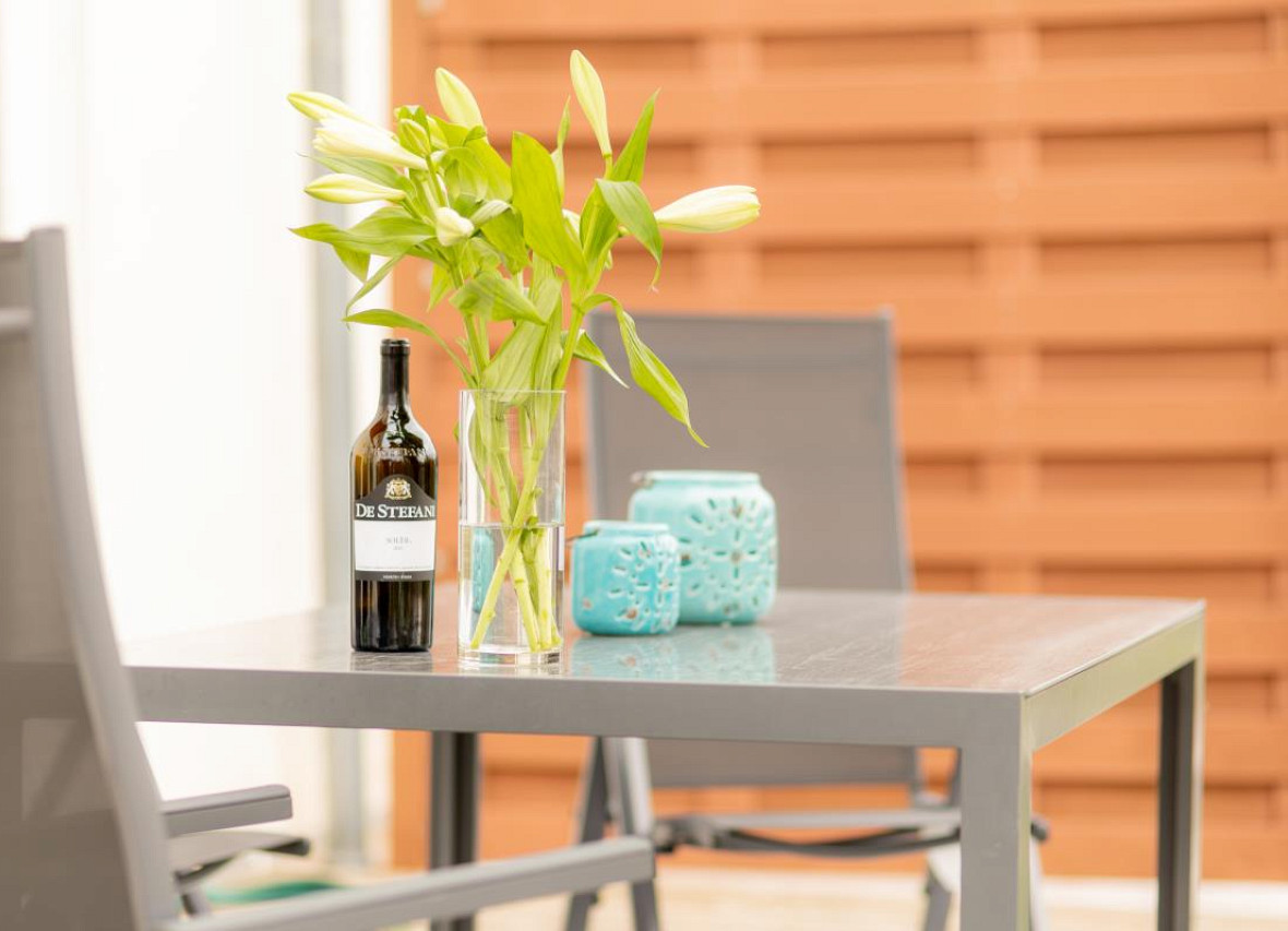 Stilvoll gedeckter Terrassentisch im Ferienhaus Dock 61