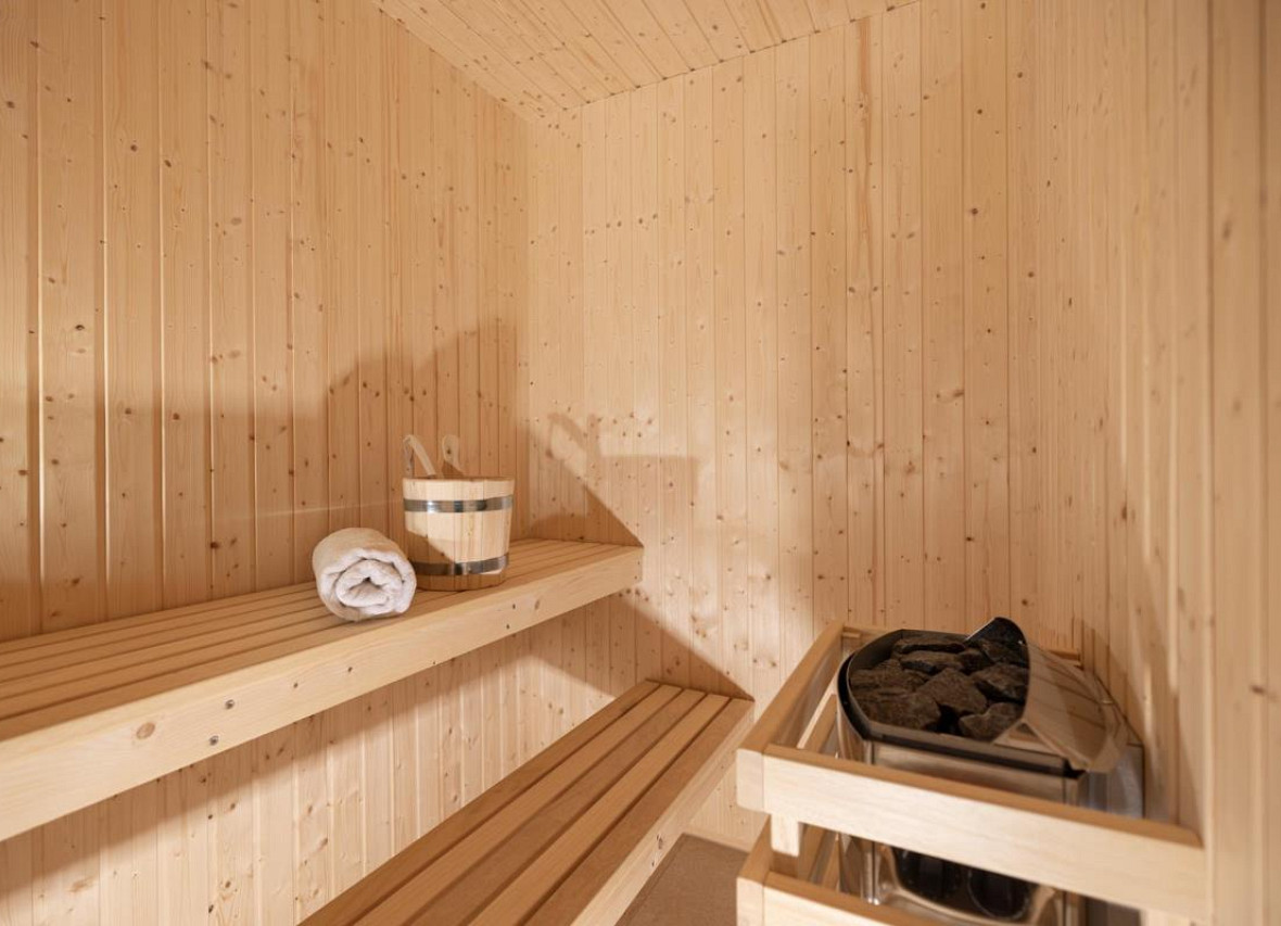Hochwertige Sauna aus hellem Holz mit Saunaofen – Wellness und Entspannung pur im Dock 61