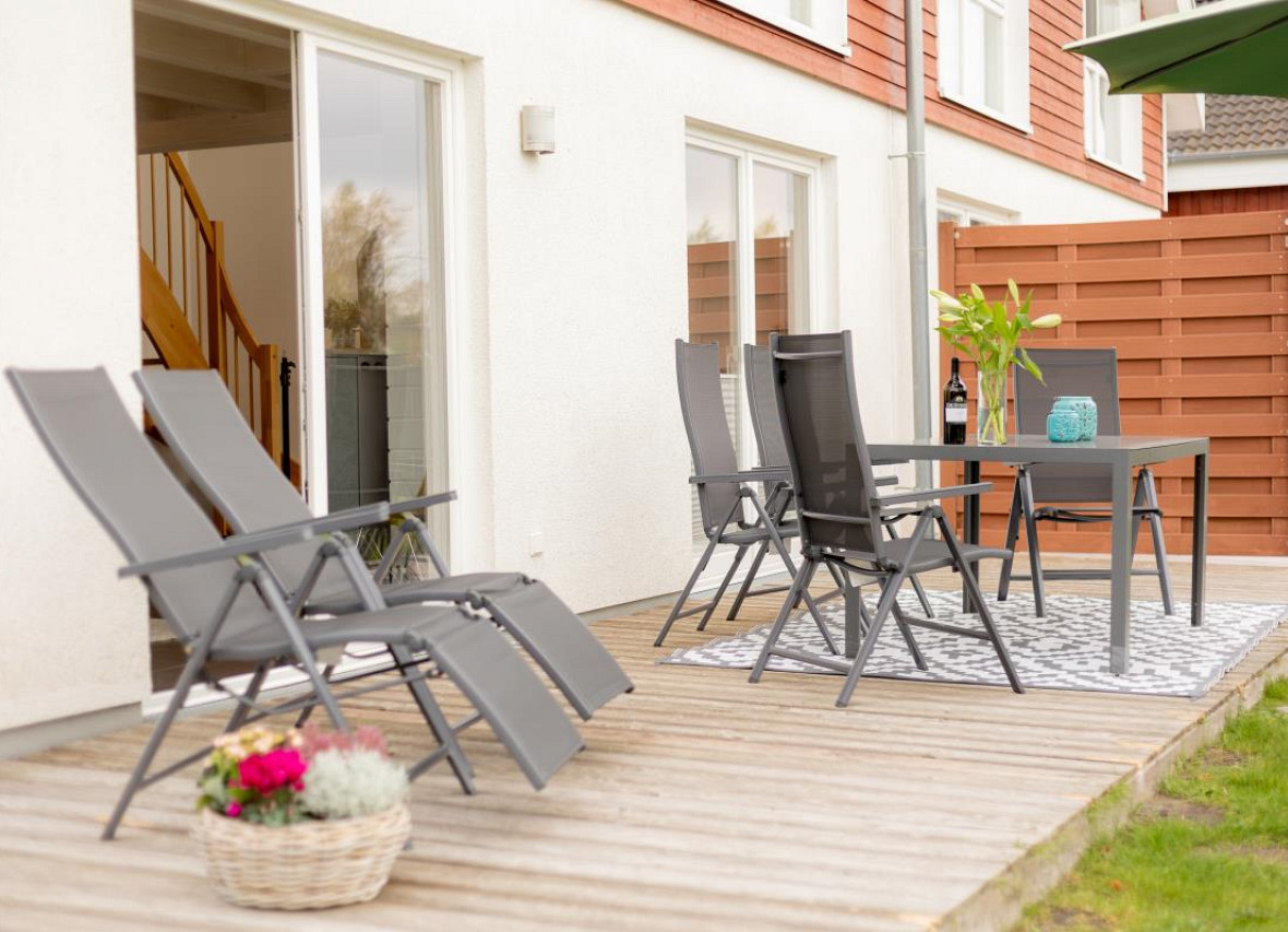 Moderne Terrasse des Ferienhauses Dock 61 mit gemütlichem Outdoor-Essbereich