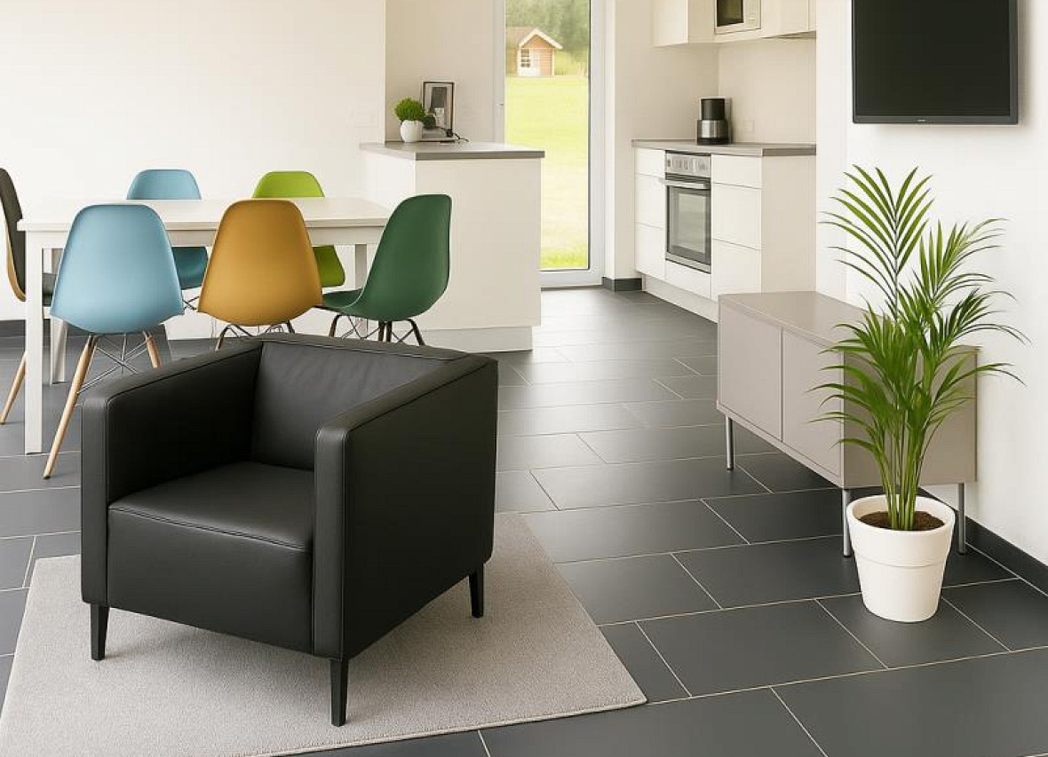 Der helle und freundlich gestaltete Wohnbereich im Ferienhaus Dock 61 in Nordhorn
