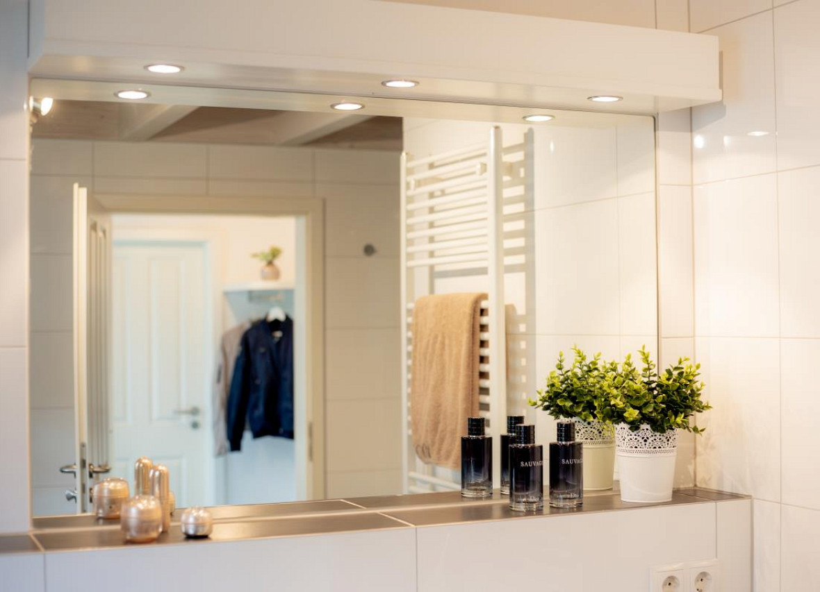 Helles Badezimmer mit großem Spiegel und stilvollen Details