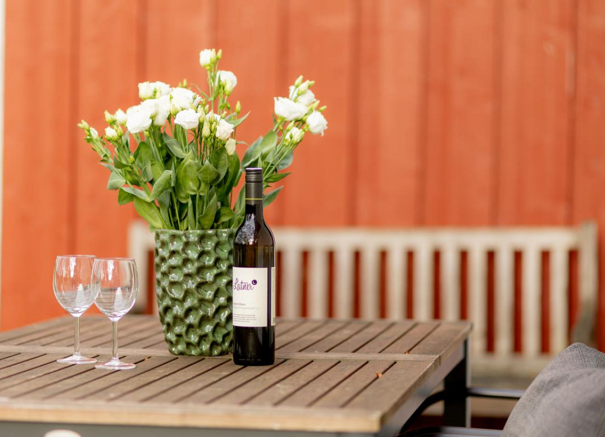 Ein liebevoll gedecktes Plätzchen im Freien