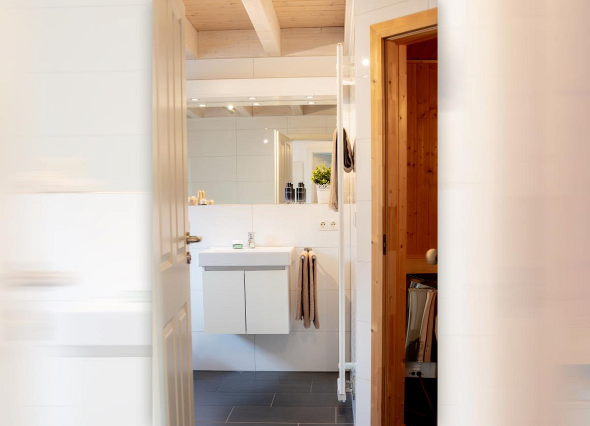 Modernes Badezimmer mit privater Sauna im Dock 61